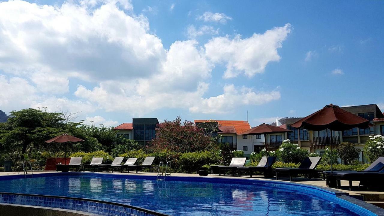 Luwansa Beach Hotel ラブハン・バジョ エクステリア 写真